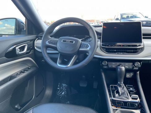 Used 2025 Jeep Compass Limited image 34