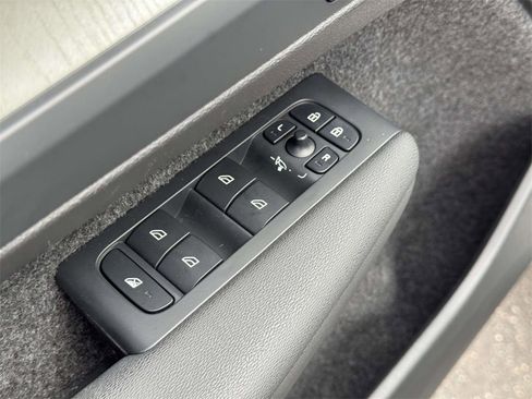 Used 2025 Volvo XC40 B5 Plus image 15