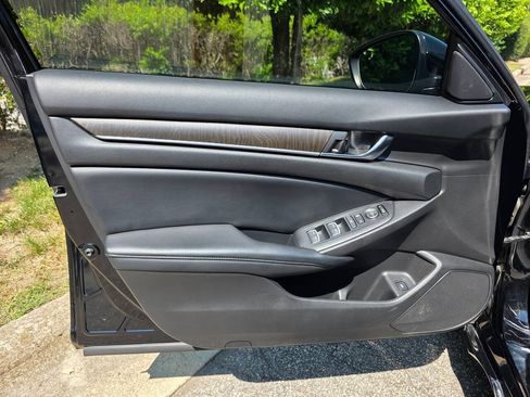 Used 2018 Honda Accord EX image 10