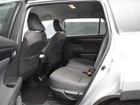 Used 2025 Toyota Highlander LE FWD image 15