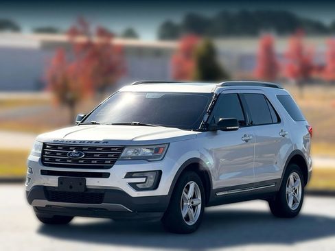 Used 2017 Ford Explorer XLT w/ Equipment Group 202A image 7