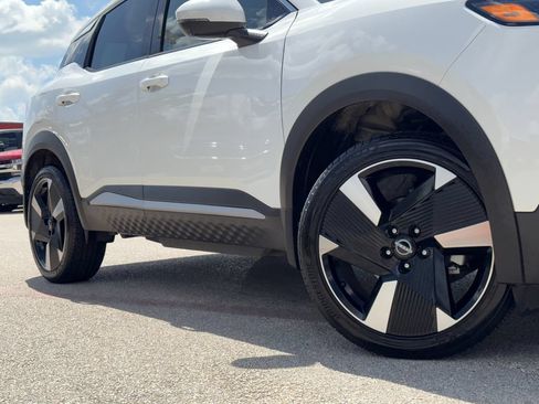 Used 2025 Nissan Kicks SR w/ SR Premium Package AWD/4WD image 2