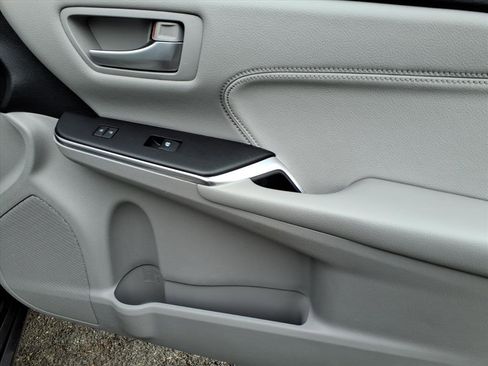 Used 2017 Toyota Camry XSE image 8