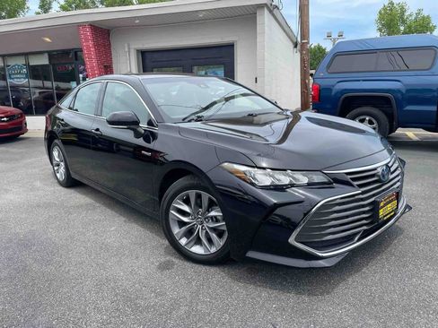 Used 2019 Toyota Avalon XLE image 2