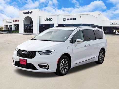 Used 2021 Chrysler Pacifica Limited w/ Uconnect Theater Family Group image 3