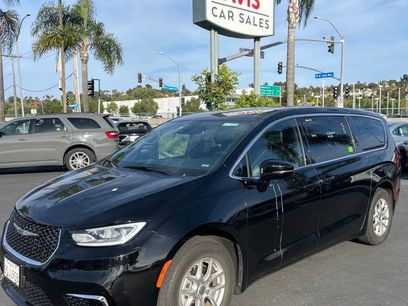 Used 2025 Chrysler Pacifica Select