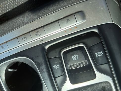 Used 2024 Kia Carnival LX FWD image 21