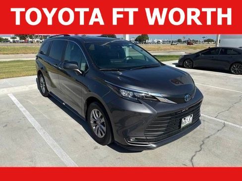 Used 2025 Toyota Sienna XLE FWD image 1