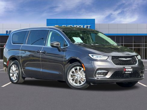 Used 2023 Chrysler Pacifica Touring-L AWD/4WD image 2