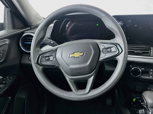 Used 2025 Chevrolet Trax LT FWD image 17