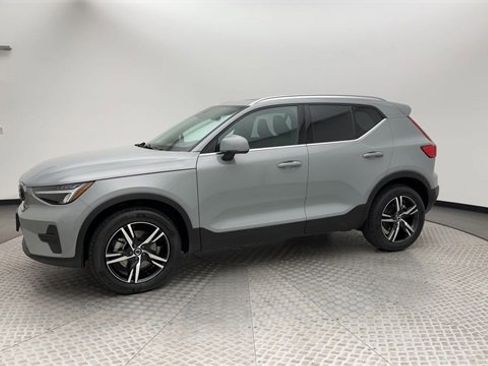 Certified 2025 Volvo XC40 B5 Core image 6