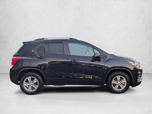 Used 2022 Chevrolet Trax LT w/ LT Convenience Package image 4