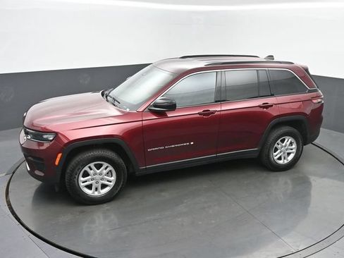Used 2024 Jeep Grand Cherokee Laredo AWD/4WD image 37