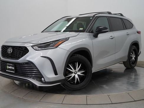Used 2023 Toyota Highlander XSE image 1