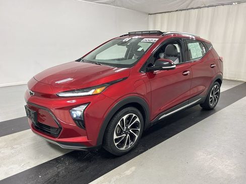 Certified 2023 Chevrolet Bolt EUV Premier w/ Sun & Sound Package FWD image 5