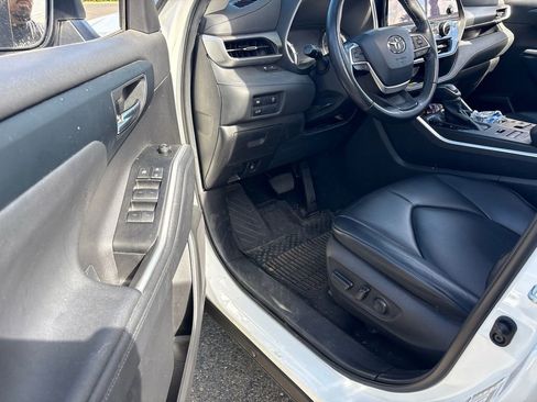 Used 2023 Toyota Highlander XLE image 8