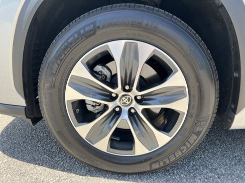 Used 2023 Toyota Highlander XLE FWD image 19