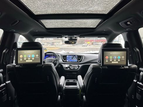 Used 2024 Chrysler Pacifica Touring-L w/ Uconnect Theater Family Group image 47