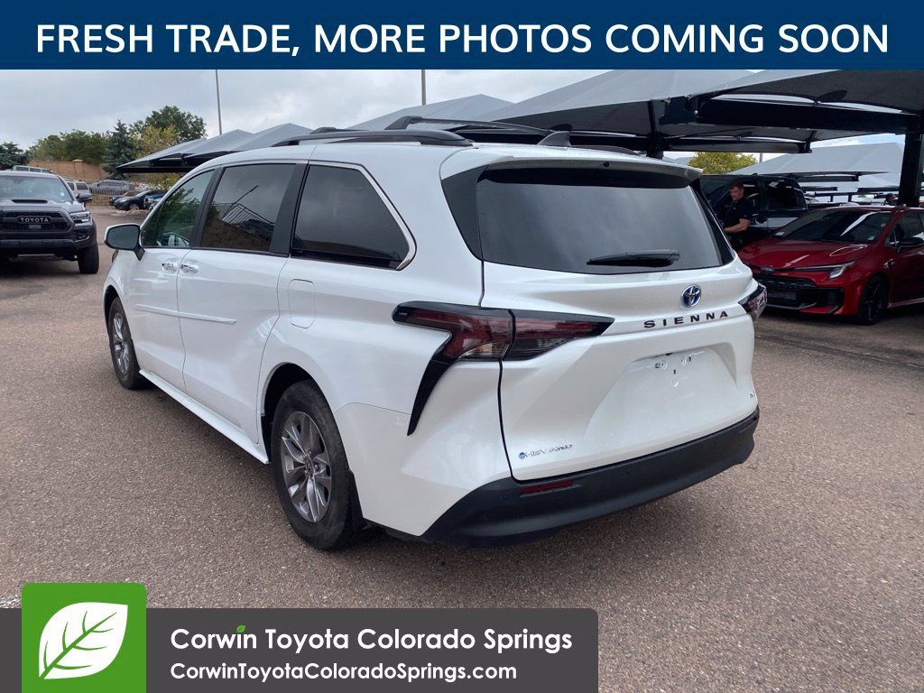 Used 2025 Toyota Sienna XLE w/ XLE Plus Package AWD/4WD image 5