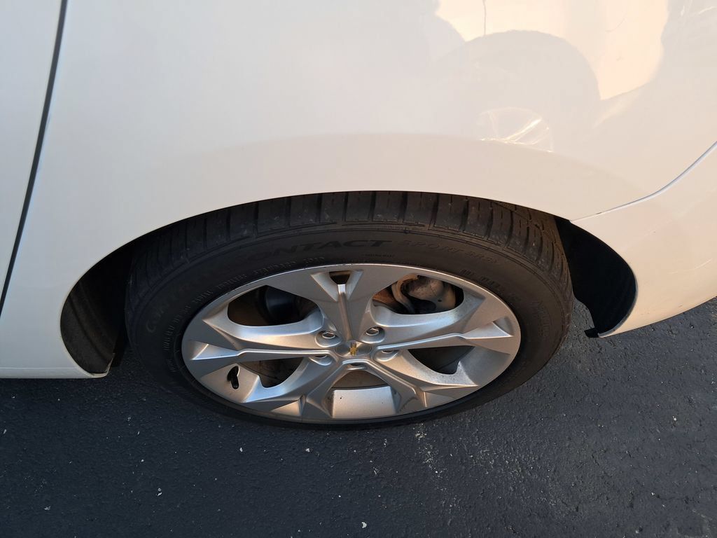 Used 2018 Chevrolet Cruze Premier FWD image 9