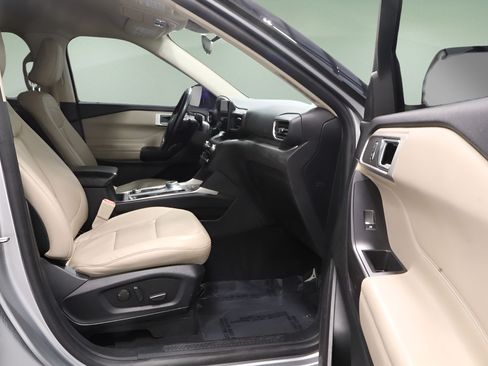 Used 2020 Ford Explorer XLT w/ Equipment Group 202A AWD/4WD image 15