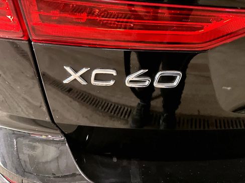 Used 2019 Volvo XC60 T5 Momentum w/ Premium Package image 10