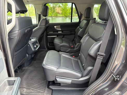 Used 2025 Ford Expedition Platinum w/ Driver's Package AWD/4WD image 26
