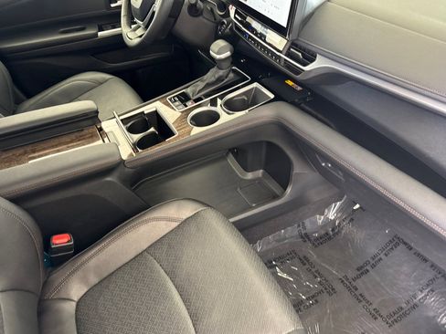 Used 2025 Toyota Sienna Platinum FWD image 19