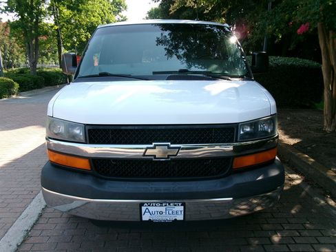 Used 2015 Chevrolet Express 3500 LT w/ LT Preferred Equipment Group RWD image 2