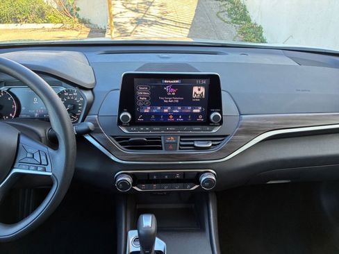 Used 2025 Nissan Altima 2.5 SV image 17