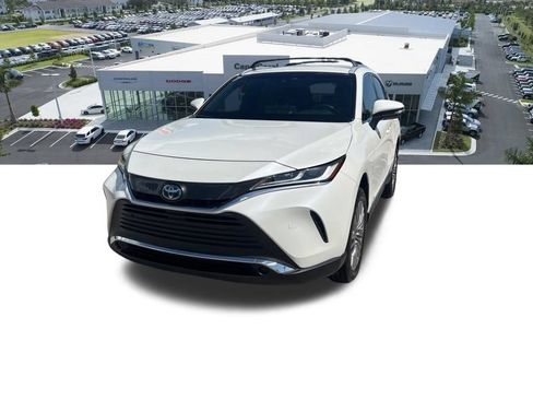 Used 2022 Toyota Venza XLE AWD/4WD image 3