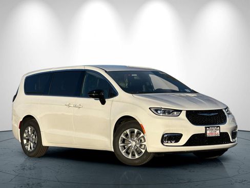 New 2026 Chrysler Pacifica Select image 2