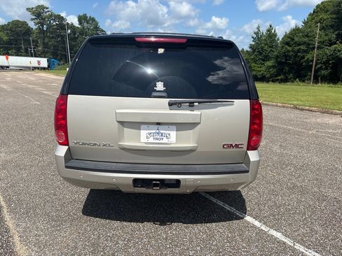 Used 2013 GMC Yukon XL SLT w/ SLT-2 Equipment Package RWD image 4