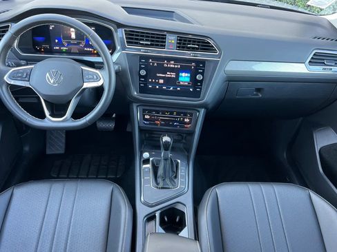 Used 2022 Volkswagen Tiguan SE image 3