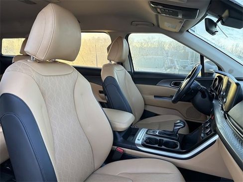 Used 2024 Kia Carnival LX image 17