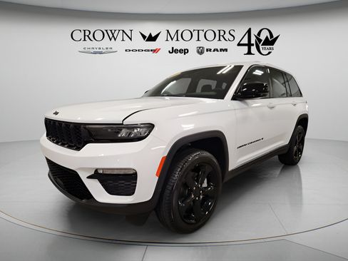 Used 2025 Jeep Grand Cherokee Limited w/ Black Appearance Package AWD/4WD image 7