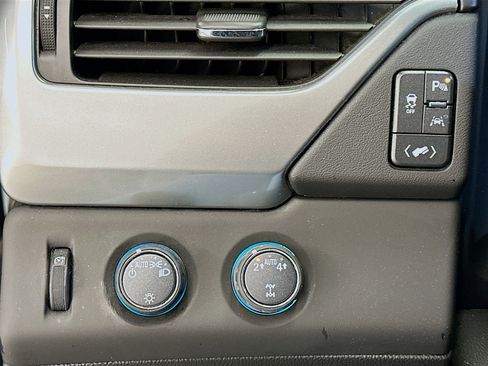 Used 2018 Chevrolet Tahoe LT image 17