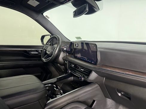 Used 2025 Chevrolet Tahoe Z71 AWD/4WD image 34