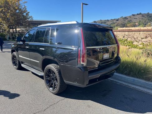 Used 2018 Cadillac Escalade Luxury image 3