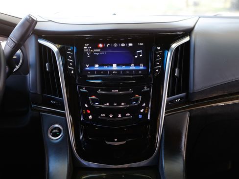 Used 2017 Cadillac Escalade ESV Platinum image 41