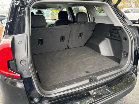 Used 2023 GMC Terrain SLE w/ Driver Convenience Package image 18