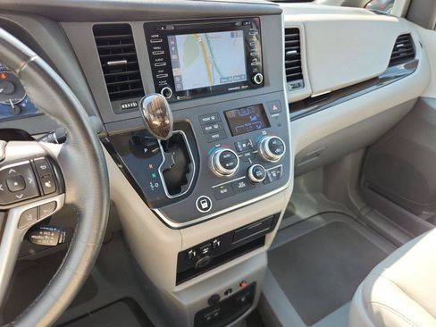 Used 2019 Toyota Sienna XLE w/ XLE Navigation Package FWD image 30