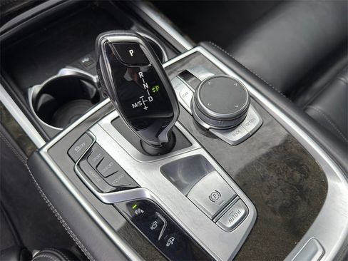 Used 2022 BMW 740i w/ M Sport Package image 18