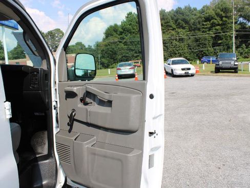 Used 2018 Chevrolet Express 2500 image 17