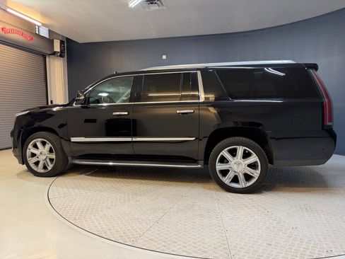 Used 2020 Cadillac Escalade ESV Premium Luxury AWD/4WD image 2