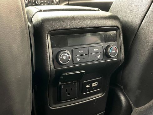 Used 2023 GMC Acadia SLT w/ Elevation Edition image 13