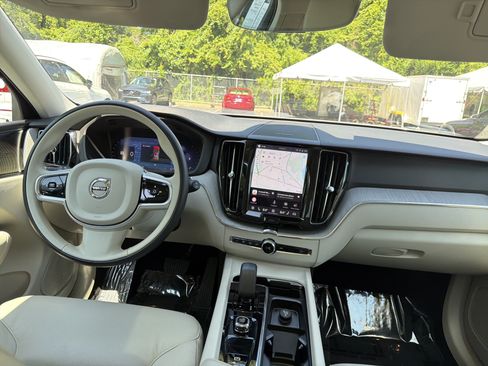 Certified 2024 Volvo XC60 B5 Plus AWD/4WD image 30