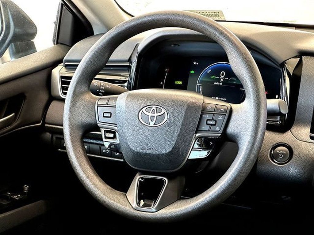 Used 2025 Toyota Camry LE FWD image 30