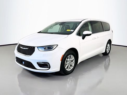 Used 2023 Chrysler Pacifica Touring-L FWD image 3