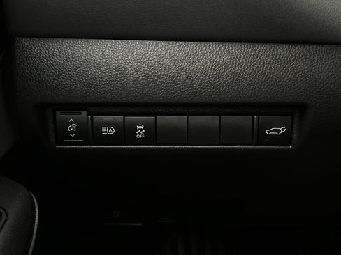Used 2023 Toyota Venza LE AWD/4WD image 28